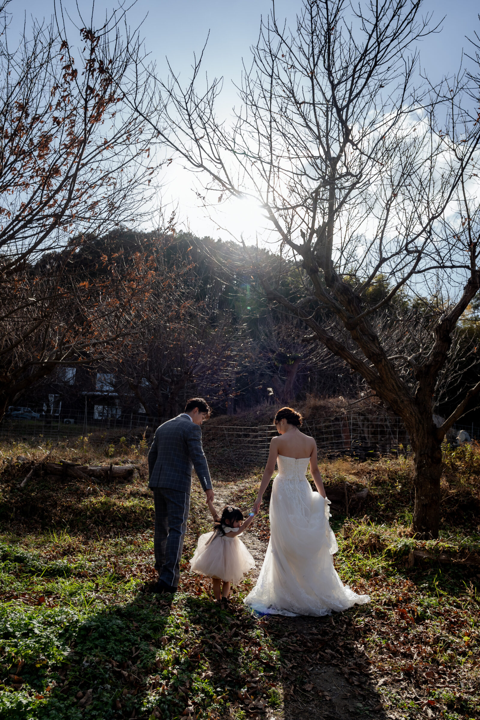 森の小道を進む家族