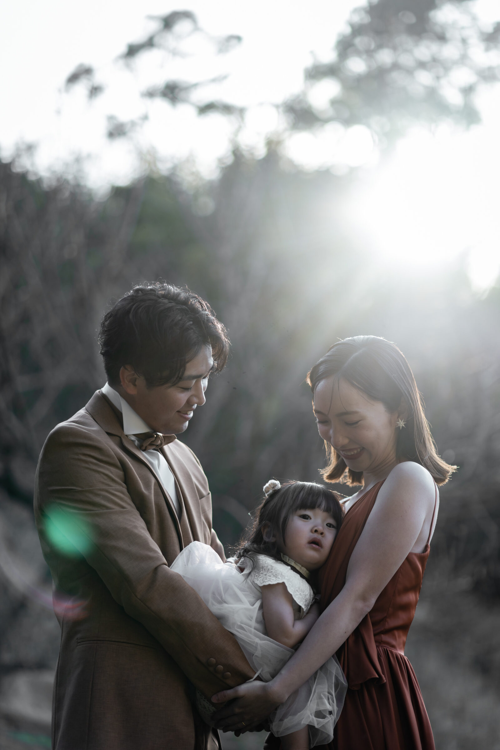 逆光の中の家族